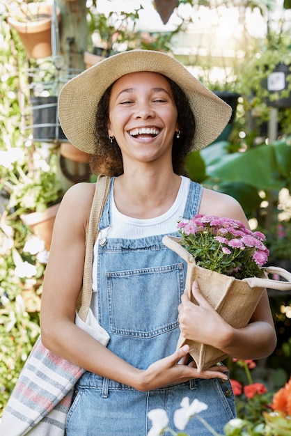 Fleurs heureuses et femme dans une pépinière de plantes achetant des produits floraux pour son jardin dans la nature Sourire de bonheur et jeune fleuriste mexicaine achetant un bouquet de fleurs au marché durable