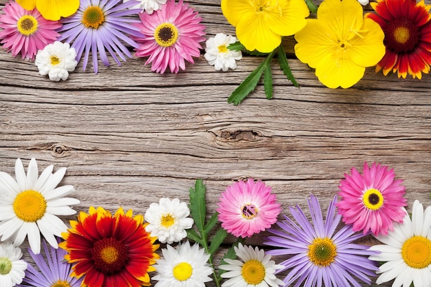 Fleurs de jardin sur bois