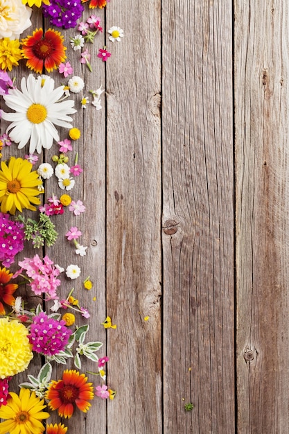 Fleurs de jardin sur fond de bois