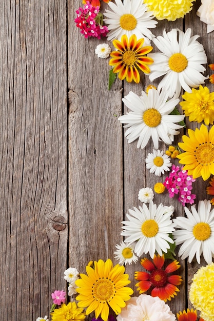 Fleurs de jardin sur fond de bois