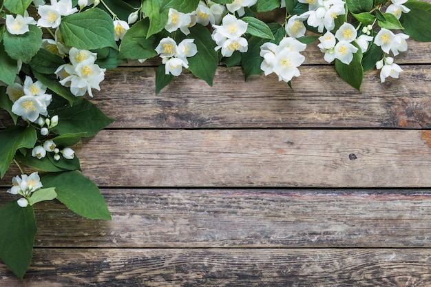 Fleurs de jasmin sur table en bois