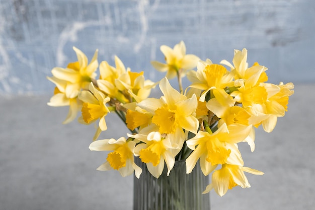 fleurs jaunes dans un vase