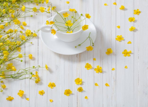 Fleurs jaunes sur un espace en bois