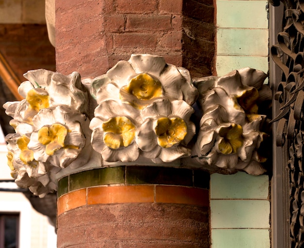 fleurs jaunes fleurissent sur la colonne