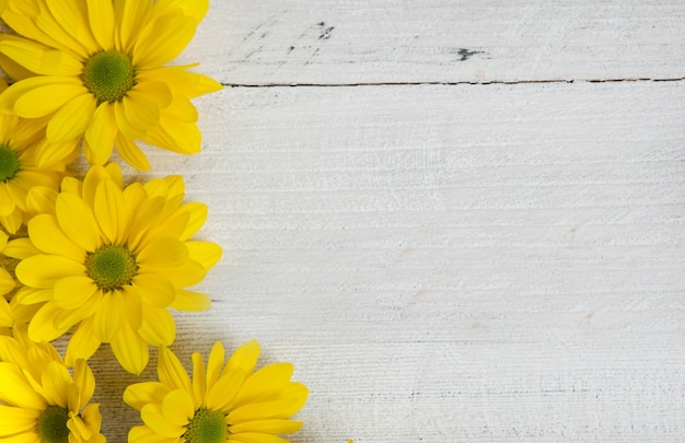 Fleurs jaunes sur fond de bois peint pour le texte