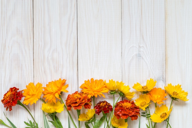 Fleurs jaunes sur une table en bois.