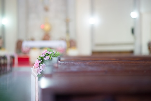 Fleurs Joliment Décorées à L'église - Images