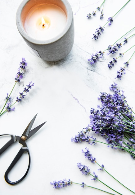 Fleurs de lavande, bougie et ciseaux