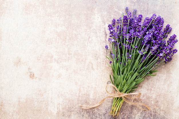 Fleurs de lavande, bouquet sur fond rustique, frais généraux.