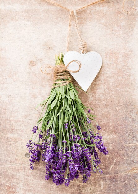 Fleurs de lavande, bouquet sur fond rustique