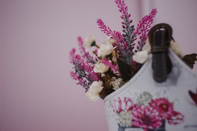 fleurs de lavande dans un panier fait maison sur fond rose, décor à la maison,