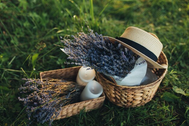 Fleurs de lavande violettes dans la boîte en bois