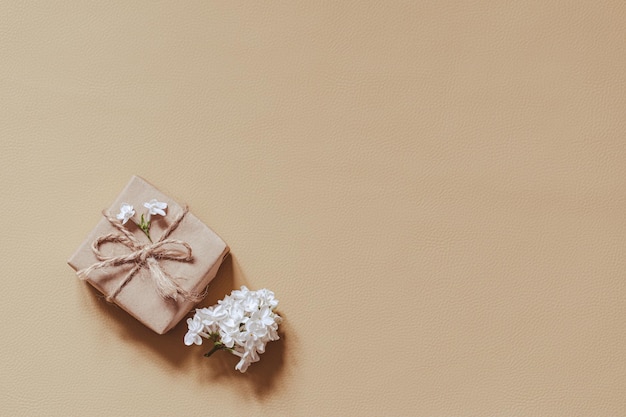 Fleurs lilas avec boîte-cadeau écologique en papier kraft Mise en page de félicitations créatives Concept de fleur de printemps