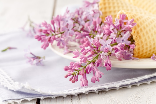 Photo fleurs lilas cadeau romantique sur table