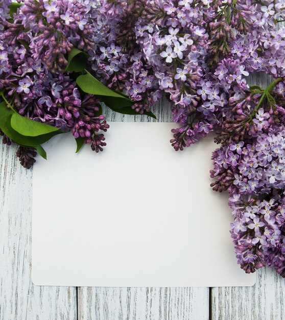 Photo fleurs lilas avec carte vide