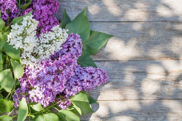 Fleurs lilas colorées sur table de jardin