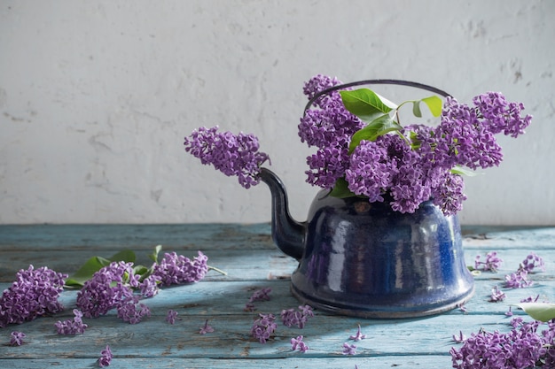 Fleurs lilas dans une bouilloire en métal