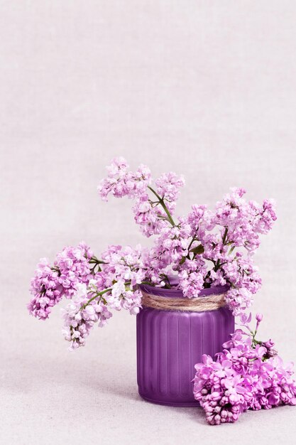 Fleurs lilas en fleurs dans un vase en verre sur fond rustique Bouquet de fleurs comme cadeau de printemps