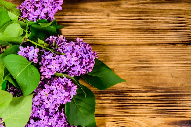 Fleurs de lilas sur fond de bois Vue de dessus