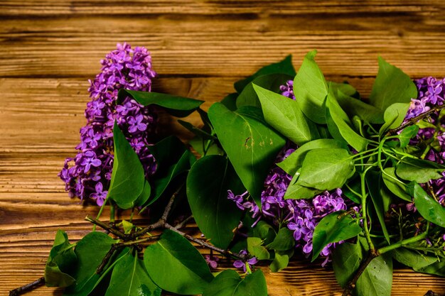 Fleurs de lilas sur un fond en bois