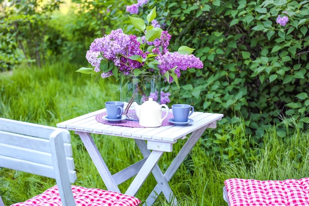 Fleurs lilas sur table dans un beau jardin