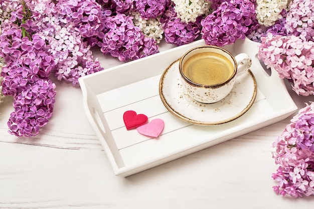 Fleurs lilas et tasse de café avec des coeurs