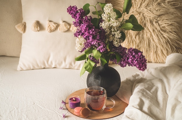 Fleurs lilas avec une tasse de thé