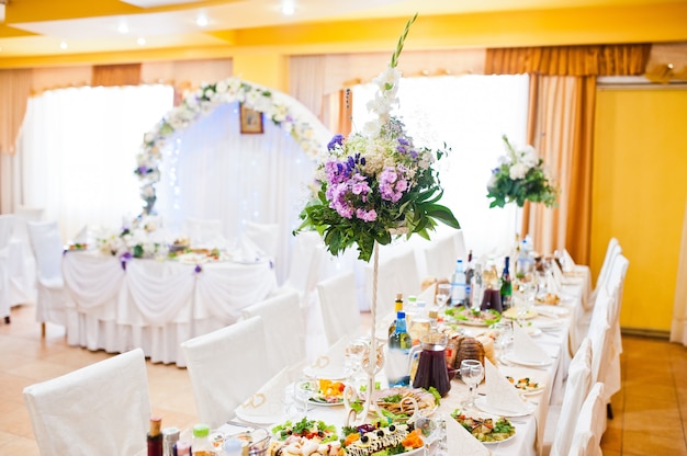 Fleurs lilas violettes sur la table de mariage