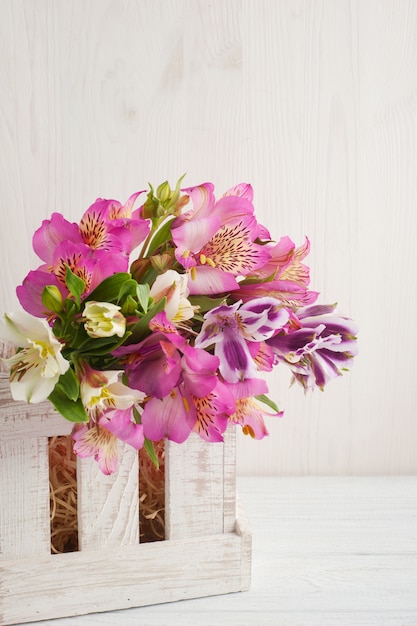 Fleurs de lis sur une table en bois blanche