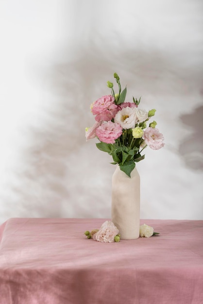 Fleurs de lisianthus roses sur la nappe rose