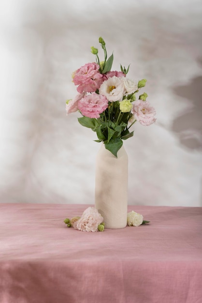 Fleurs de lisianthus roses sur la nappe rose