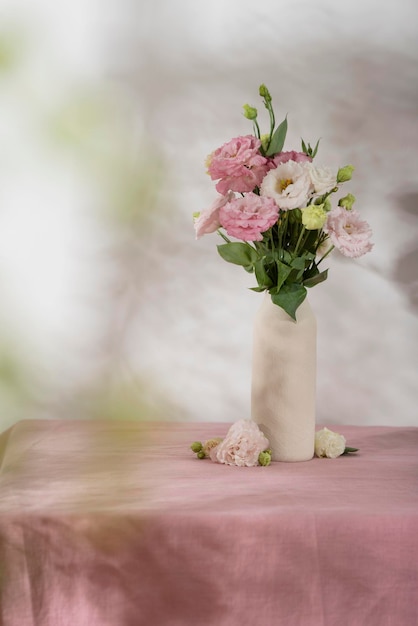 Fleurs de lisianthus roses sur la nappe rose