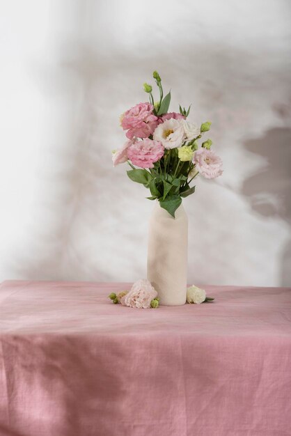 Fleurs de lisianthus roses sur la nappe rose