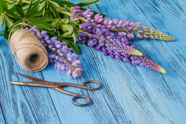 Fleurs de lupin sur un fond en bois