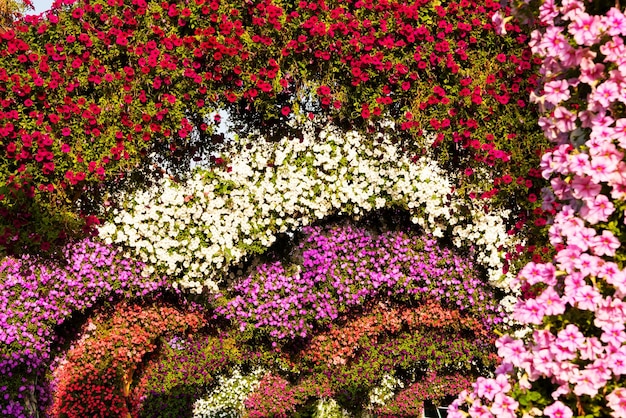 Fleurs magnifiquement disposées dans une décoration florale de jardin à l'extérieur