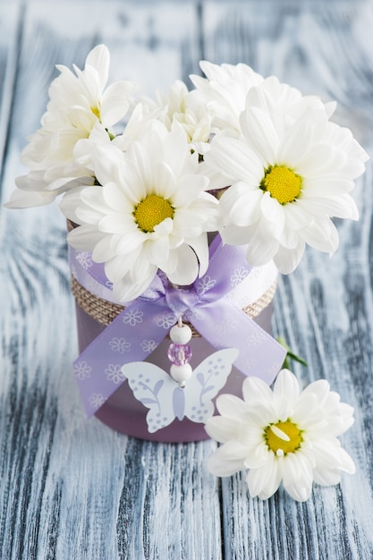 Fleurs de marguerites fraîches en verre violet