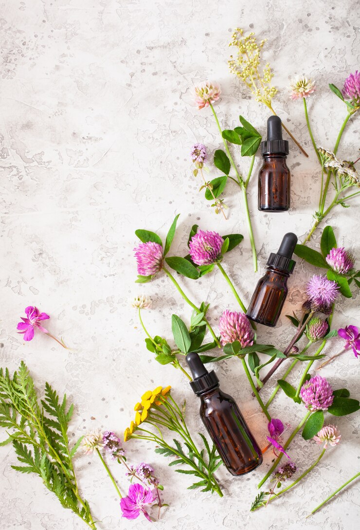 Photo fleurs médicales herbes herbes essentielles en bouteilles. médecine douce. mélèze trèfle tanaisie rosier