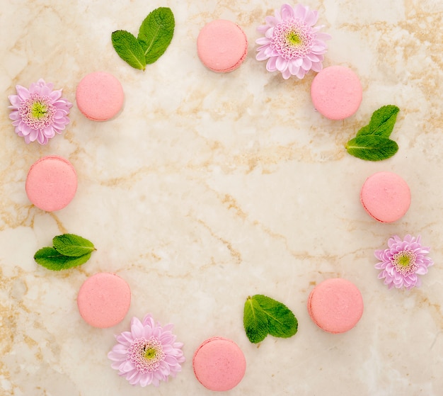 Fleurs, menthe et macarons français