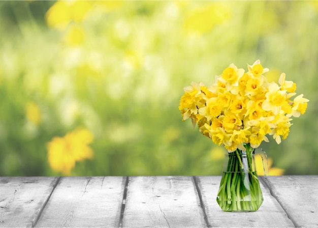 Fleurs de Narcisse dans un vase sur fond de bois