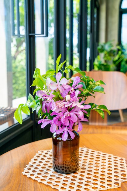 Fleurs d'orchidées en décoration de vase sur table
