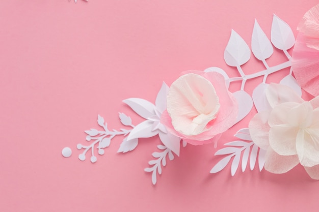 Fleurs en papier blanches et roses en rose