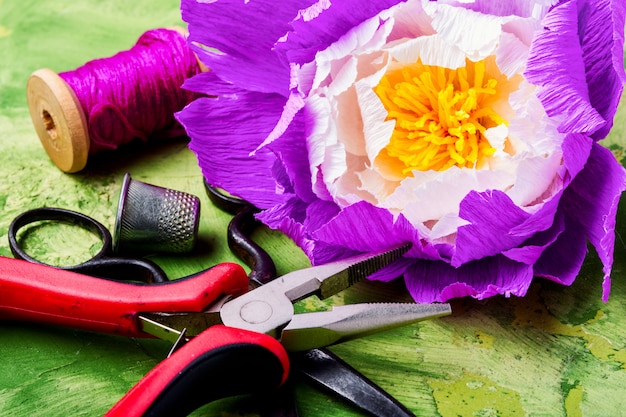 Fleurs en papier colorées à la main