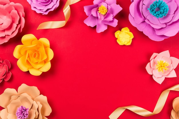 Fleurs en papier sur table rouge