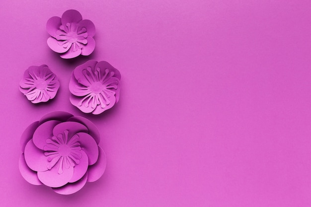 Fleurs en papier violet espace copie