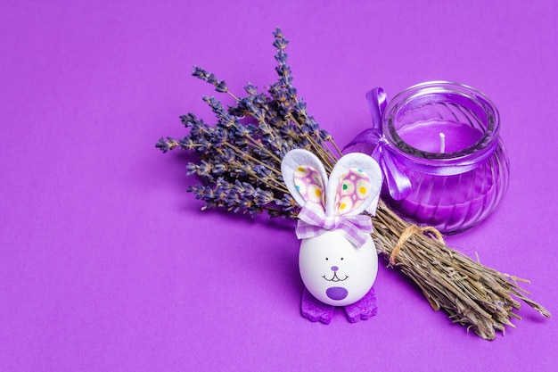 Fleurs parfumées, bougie violette naturelle et lapin mignon