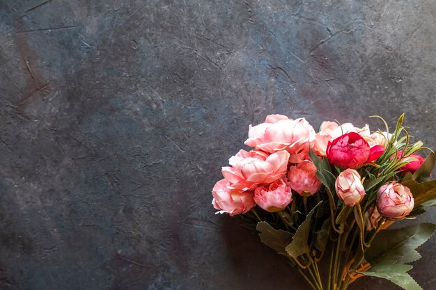 Fleurs de pivoines sur fond sombre avec espace de copie. Vue de dessus