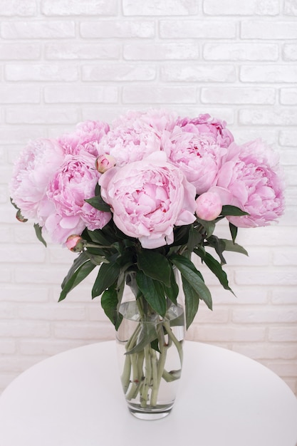 Fleurs de pivoines roses dans un vase