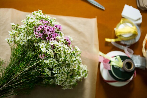 Fleurs sur le plan de travail en bois au magasin de fleurs