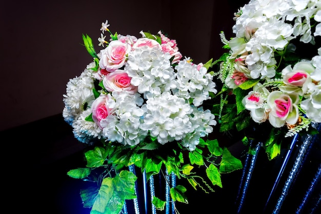 Fleurs en plastique artificielles à base de couleur blanche et verte une décoration de mariage bouquet