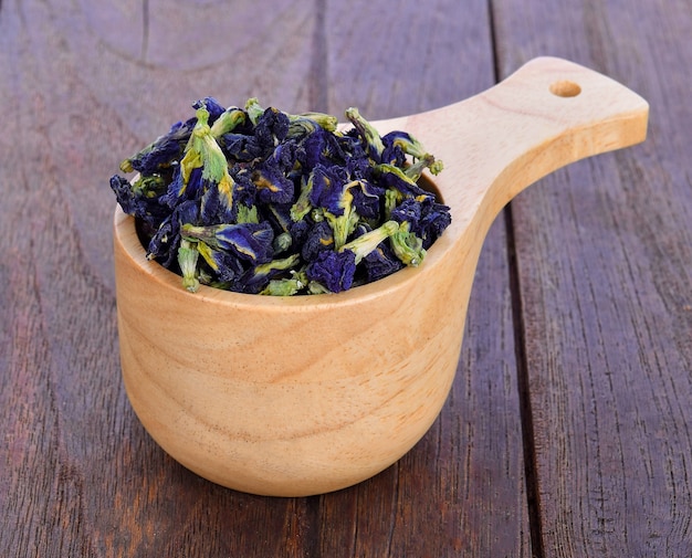 Fleurs de pois séchés sur table en bois